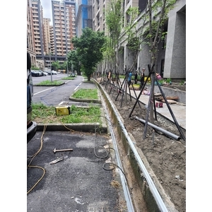 社區大樓周圍安裝水溝格柵