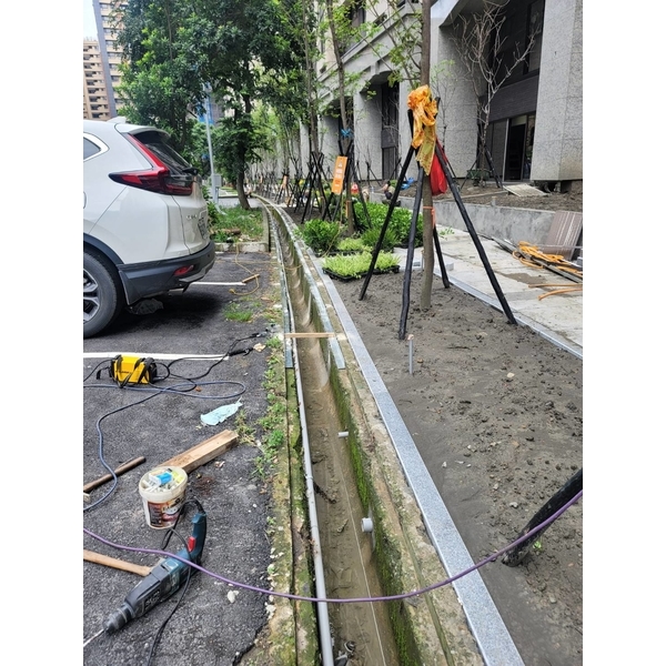 社區大樓周圍安裝水溝格柵-佳德金屬企業社