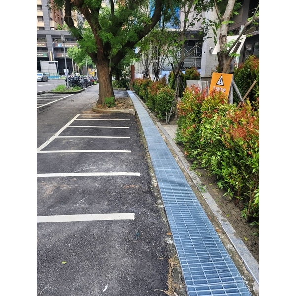 社區大樓周圍安裝水溝格柵-佳德金屬企業社