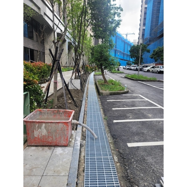 社區大樓周圍安裝水溝格柵-佳德金屬企業社