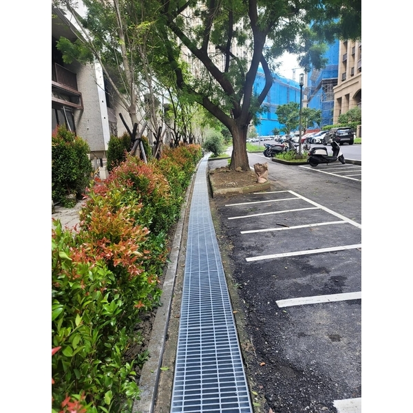 社區大樓周圍安裝水溝格柵-佳德金屬企業社