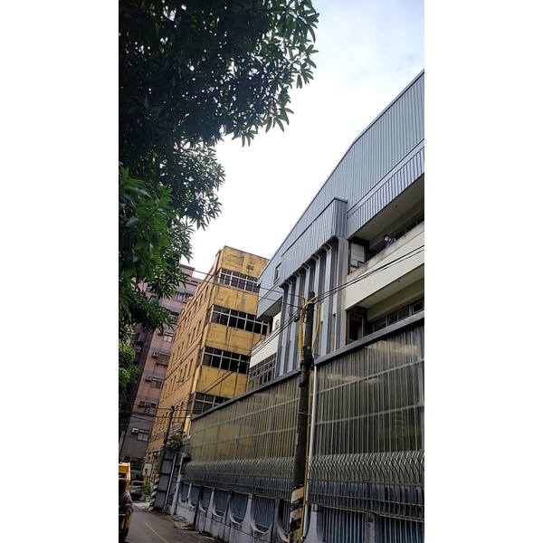 水泥外牆水泥剝落 封製鐵皮預防水泥剝落-佳德金屬企業社