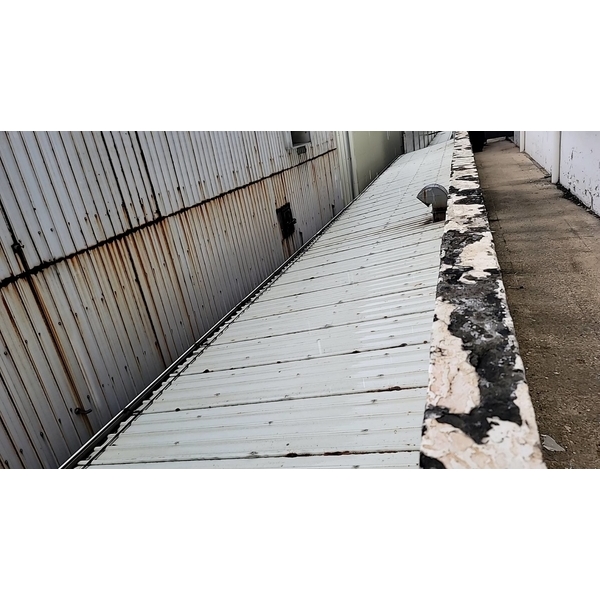 鐵皮屋頂加延浪板預防繼續鏽蝕-佳德金屬企業社