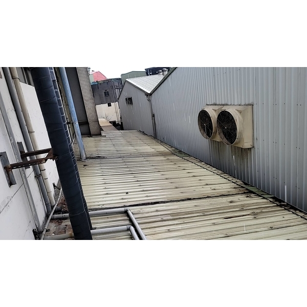 鐵皮屋頂加延浪板預防繼續鏽蝕-佳德金屬企業社