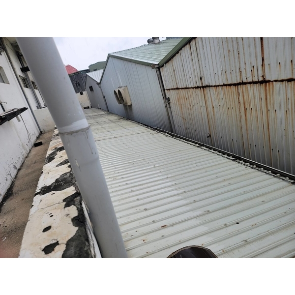 鐵皮屋頂加延浪板預防繼續鏽蝕-佳德金屬企業社