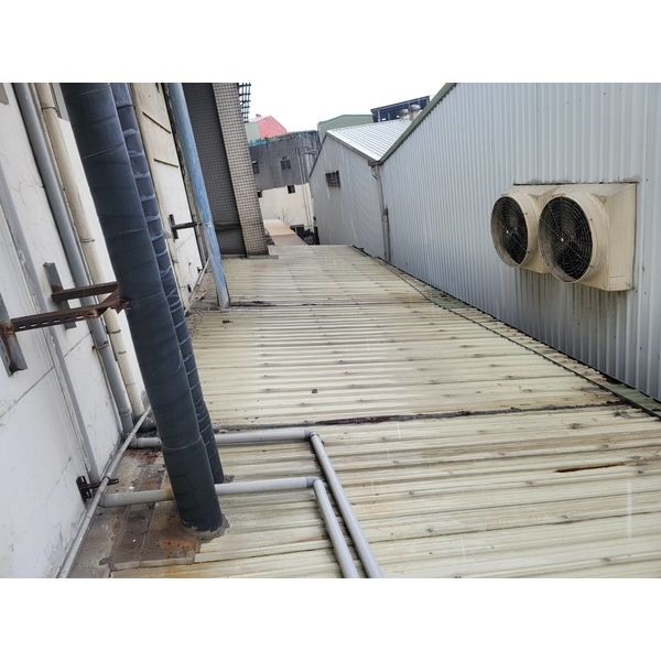 鐵皮屋頂加延浪板預防繼續鏽蝕-佳德金屬企業社