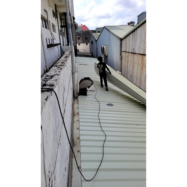 鐵皮屋頂加延浪板預防繼續鏽蝕-佳德金屬企業社