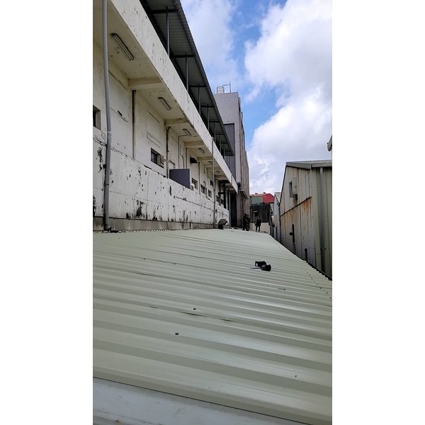 鐵皮屋頂加延浪板預防繼續鏽蝕-佳德金屬企業社