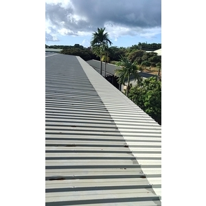 鐵皮屋頂板尾鏽蝕延板360米。420片