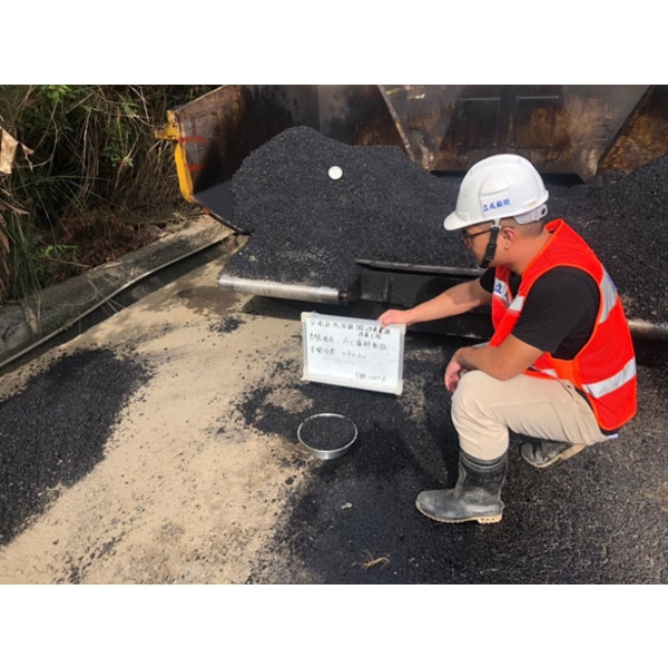 瀝青混凝土施工流程 -舖築機進場(3)