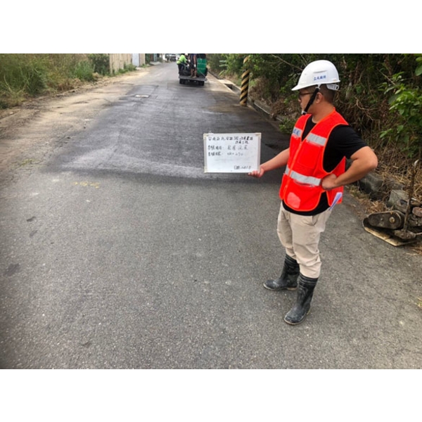 瀝青混凝土施工流程 -噴灑黏層(1) 瀝青混凝土施工流程 -噴灑黏層(1),有仟土木包工業