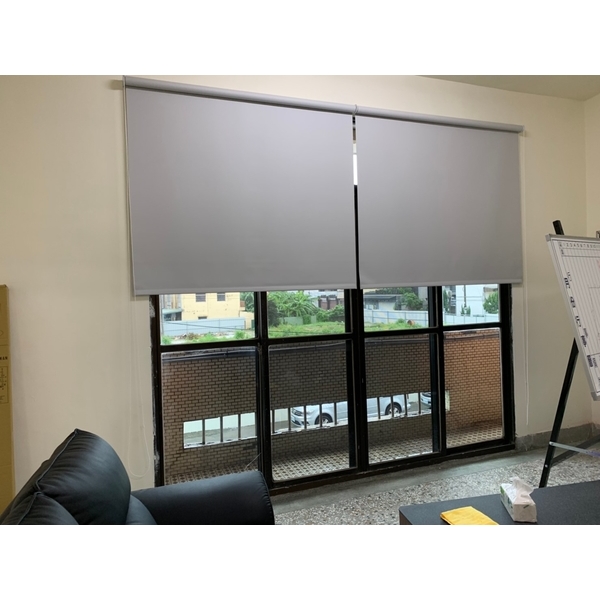 斗六-塑膠地磚灰色捲簾施作-居久屋企業有限公司