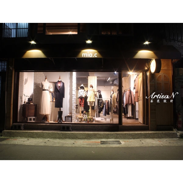 服飾店面展示櫥窗