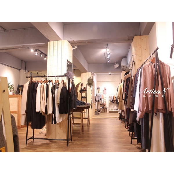 木作裝飾柱＋挑高輕工業風天花