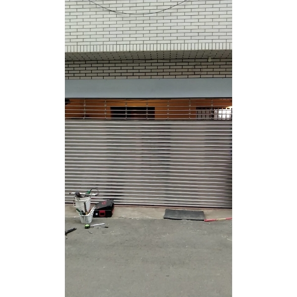 白鐵傳統捲門安裝