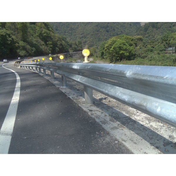 鋼板護欄-宏鼎鋼鐵興業股份有限公司