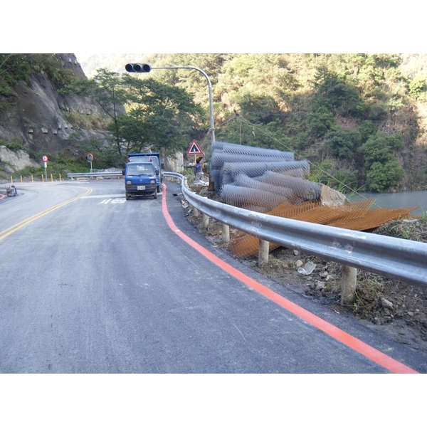 鋼板護欄-宏鼎鋼鐵興業股份有限公司