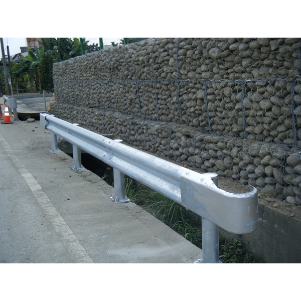 鋼板護欄-宏鼎鋼鐵興業股份有限公司