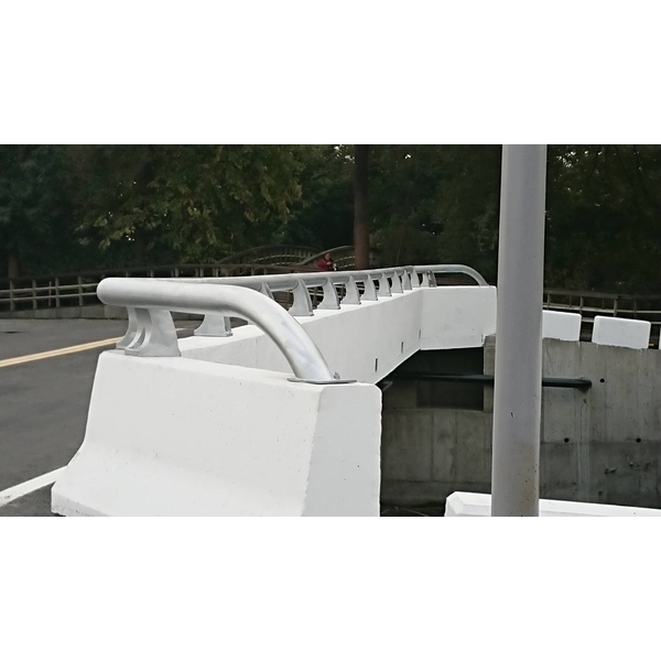 鋼管護欄-宏鼎鋼鐵興業股份有限公司