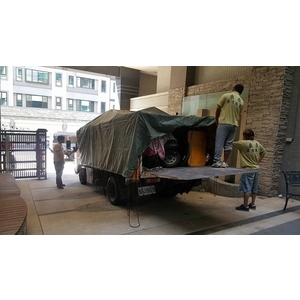 貨車具備專業欄杆、升降尾門、遮雨棚