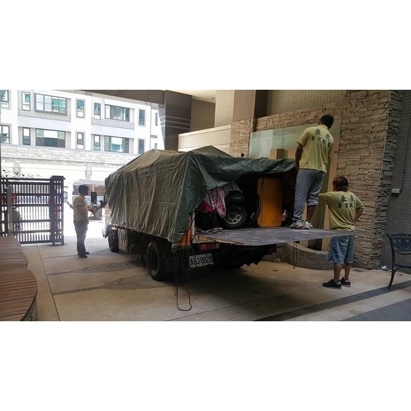 貨車具備專業欄杆、升降尾門、遮雨棚