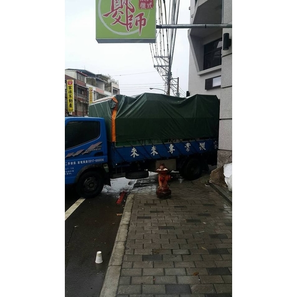 貨車具備專業欄杆、升降尾門、遮雨棚