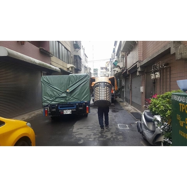 貨車具備專業欄杆、升降尾門、遮雨棚