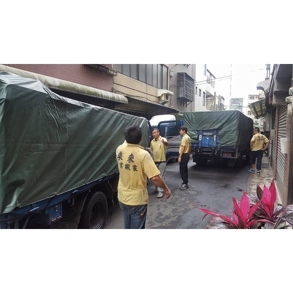 貨車具備專業欄杆、升降尾門、遮雨棚