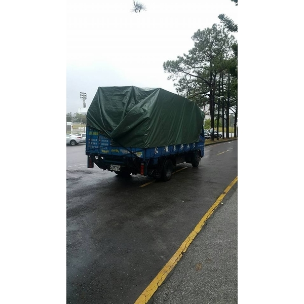 貨車具備專業欄杆、升降尾門、遮雨棚