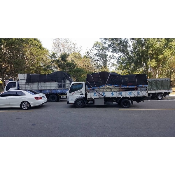 貨車具備專業欄杆、升降尾門、遮雨棚