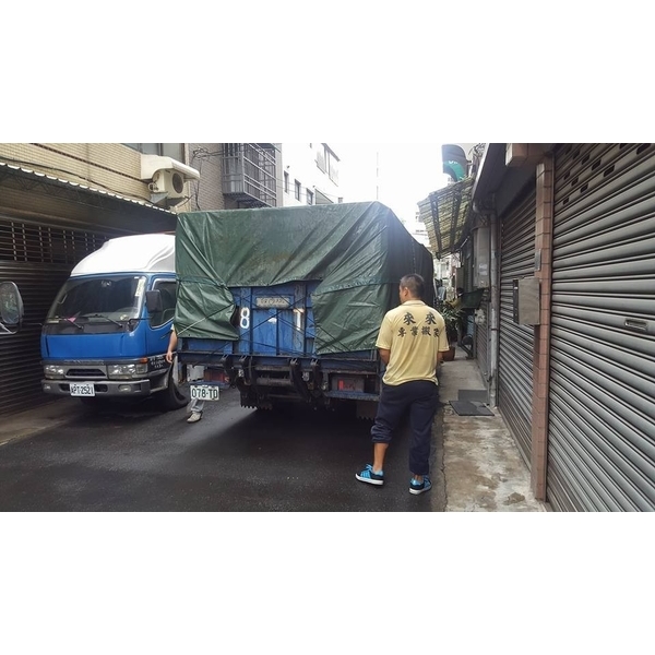 貨車具備專業欄杆、升降尾門、遮雨棚 貨車具備專業欄杆、升降尾門、遮雨棚-來來專業搬家公司