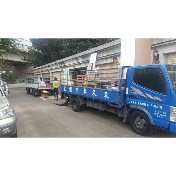貨車具備專業欄杆、升降尾門、遮雨棚
