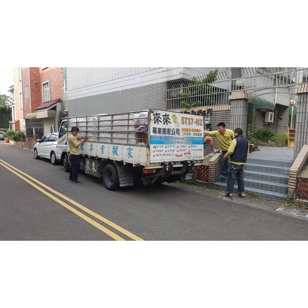 貨車具備專業欄杆、升降尾門、遮雨棚