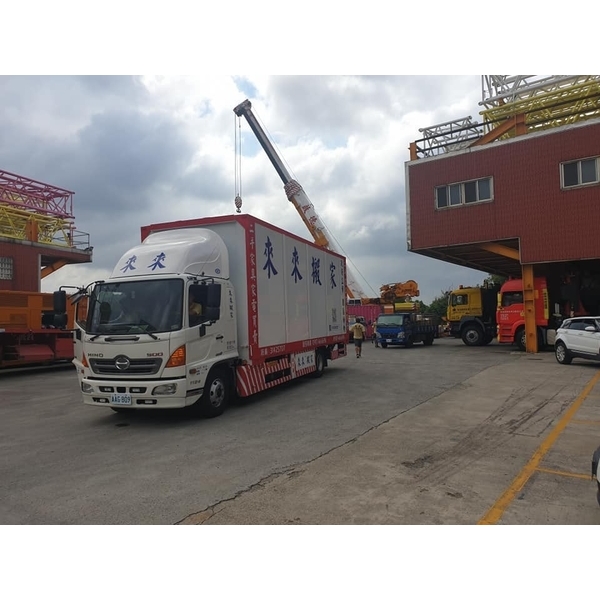 11噸歐翼可側掀箱型大貨車-來來專業搬家公司