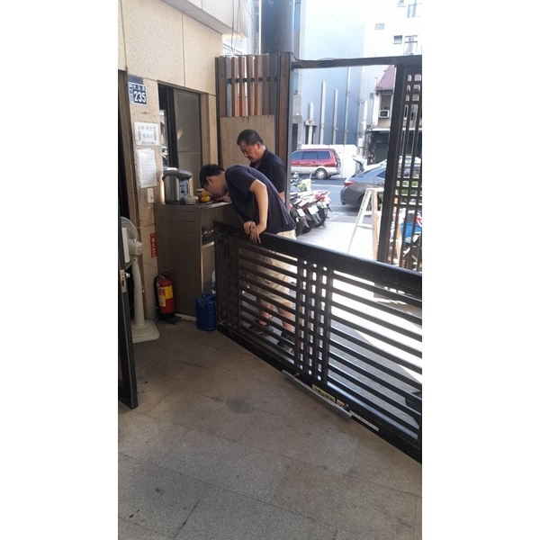 玄關門安裝更新-真品商行