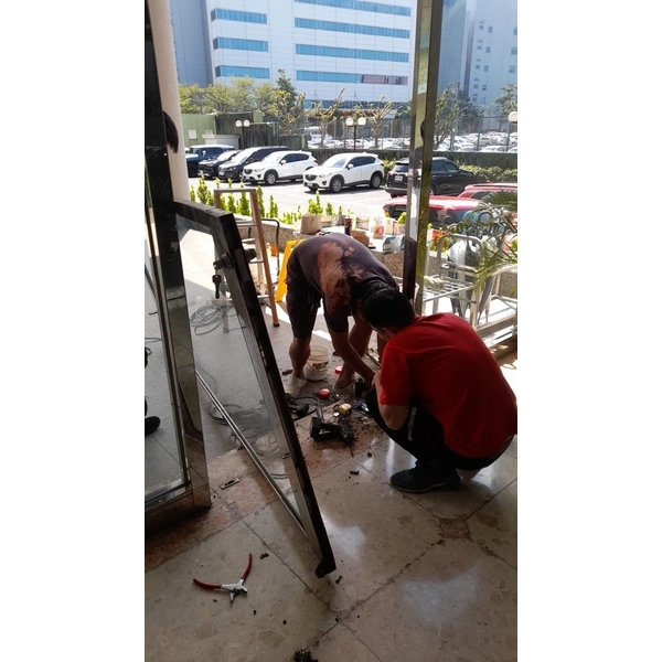 玻璃門安裝-真品商行
