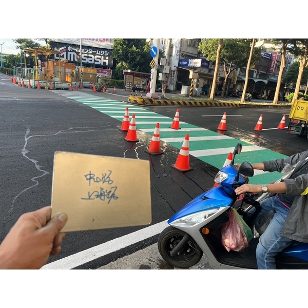 斑馬線-冷塑型彩色止滑道路塗料 斑馬線-冷塑型彩色止滑道路塗料-新晟化工原料企業有限公司