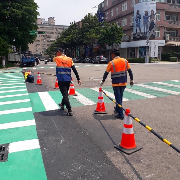 斑馬線－冷塑型彩色止滑道路塗料-新晟化工原料企業有限公司