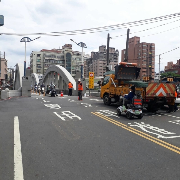 人行道－路面舖設冷塑型彩色止滑道路塗料工程-新晟化工原料企業有限公司