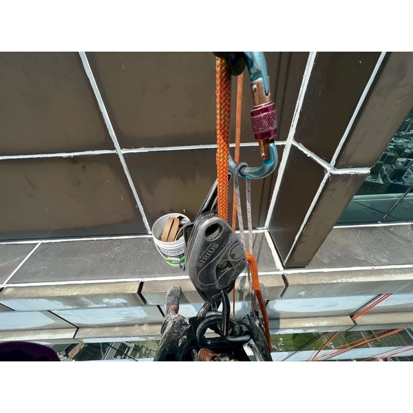 臺中防水工程實績｜臺中市南區外牆蜘蛛人大樓玻璃帷幕牆防水工程-上承防水工程團隊