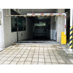 台北市淡水區-地下停車場  電動柵欄機-折臂式 - 碩譽電機股份有限公司