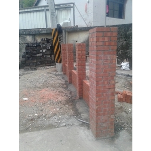 圍牆砌紅磚