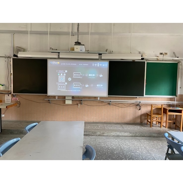 XX高中電子白板安裝服務，為滑軌式安裝