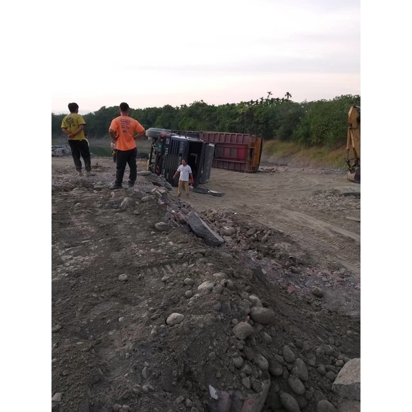 工地工程車翻覆處理