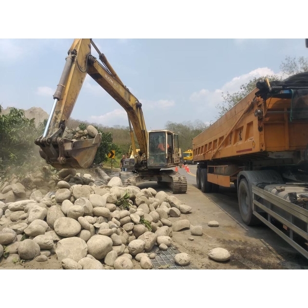 工程車車禍翻覆處理-三太子工程行