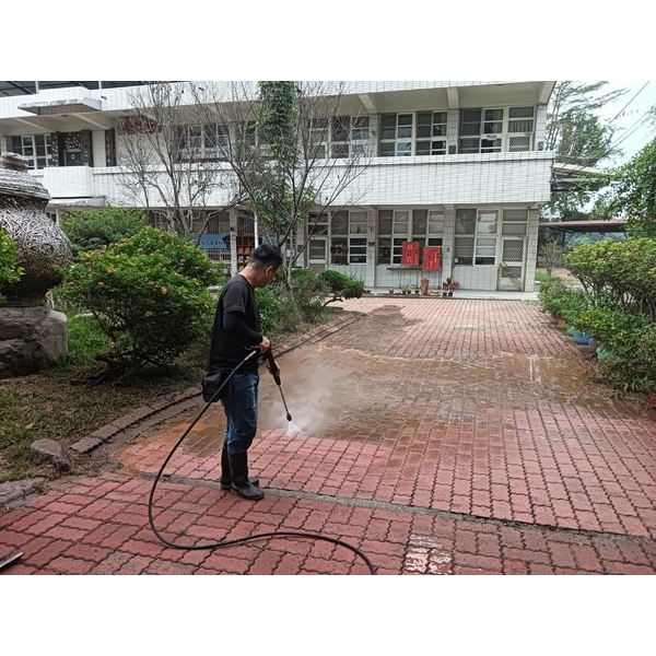 連鎖磚高壓沖洗-正順清潔社