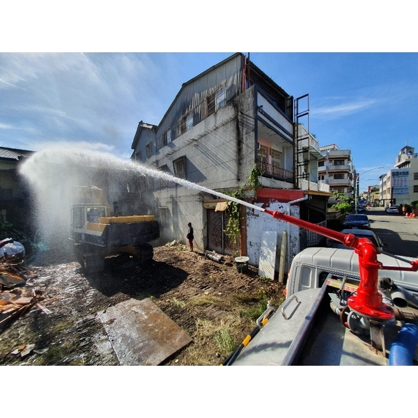 拆屋揚塵高壓水砲噴水