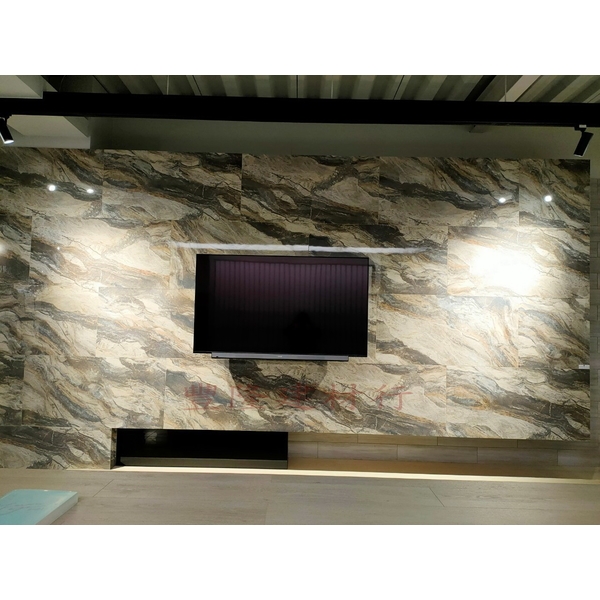 高雄展中,豐隆建材行