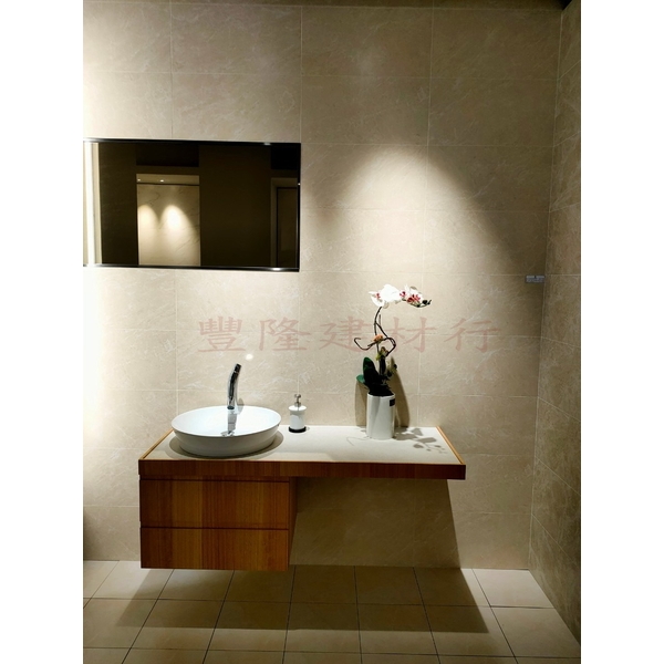 高雄展中,豐隆建材行