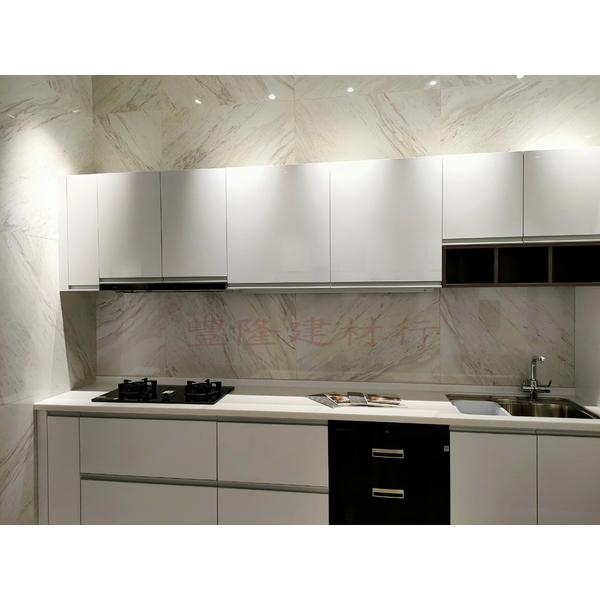 高雄展中,豐隆建材行